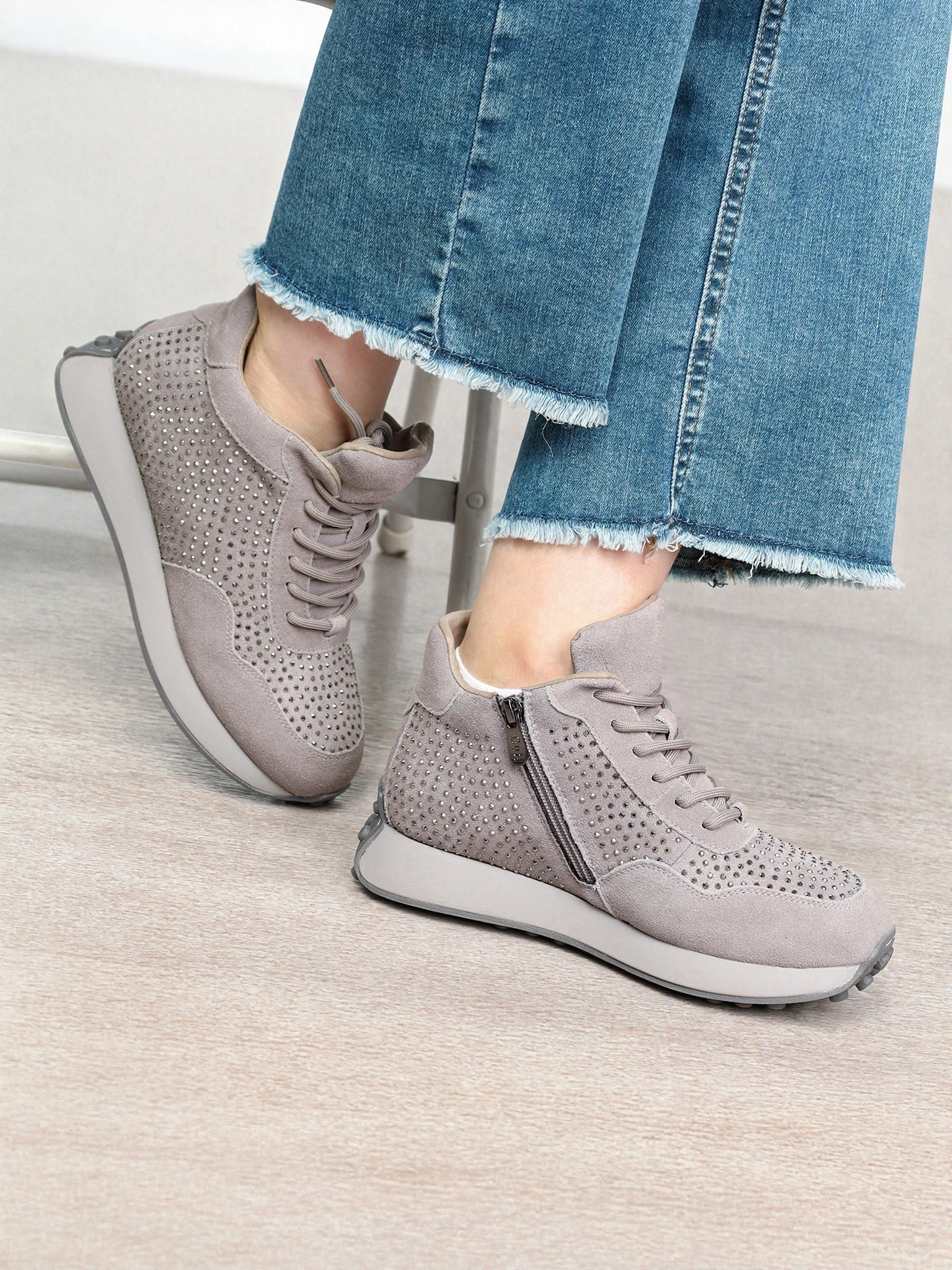 Кроссовки серого цвета со стразами на низкой подошве